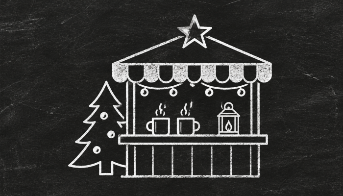 Kreidemarktstand mit Weihnachtsbaum, Tassen und Laterne